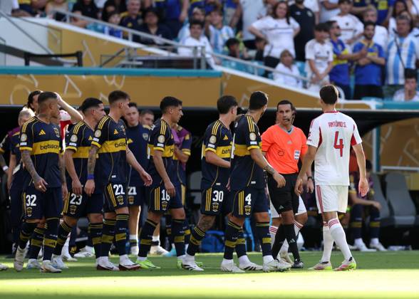 Miami Gardens, USA, 16th June 2025. Players surround referee Cesar Arturo Ramos during the CA Boca Juniors vs SL Benfica FIFA Club World Cup match at Hard Rock Stadium, Miami Gardens. Picture credit should read: David Klein Sportimage EDITORIAL USE ONLY. No use with unauthorised audio, video, data, fixture lists, club league logos or live services. Online in-match use limited to 120 images, no video emulation. No use in betting, games or single club league player publications. SPI_DK_100_Boca_Juniors_Benfica SPI-3984-0099