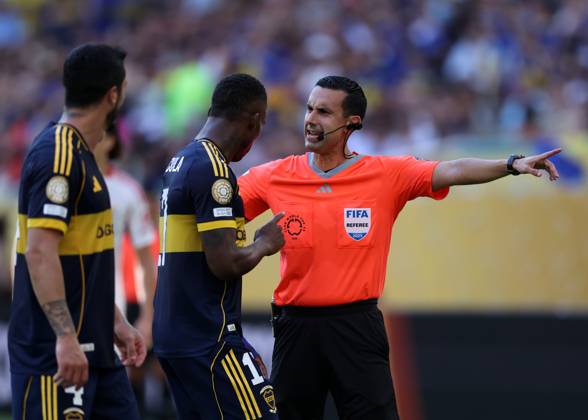 Miami Gardens, USA, 16th June 2025. Players surround referee Cesar Arturo Ramos during the CA Boca Juniors vs SL Benfica FIFA Club World Cup match at Hard Rock Stadium, Miami Gardens. Picture credit should read: David Klein Sportimage EDITORIAL USE ONLY. No use with unauthorised audio, video, data, fixture lists, club league logos or live services. Online in-match use limited to 120 images, no video emulation. No use in betting, games or single club league player publications. SPI_DK_112_Boca_Juniors_Benfica SPI-3984-0111
