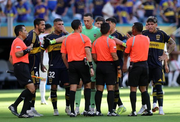 Miami Gardens, USA, 16th June 2025. Players surround referee Cesar Arturo Ramos during the CA Boca Juniors vs SL Benfica FIFA Club World Cup match at Hard Rock Stadium, Miami Gardens. Picture credit should read: David Klein Sportimage EDITORIAL USE ONLY. No use with unauthorised audio, video, data, fixture lists, club league logos or live services. Online in-match use limited to 120 images, no video emulation. No use in betting, games or single club league player publications. SPI_DK_135_Boca_Juniors_Benfica SPI-3984-0134