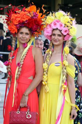 17.06.2025, Ascot, Windsor, GBR - Fashion: Women with hats at the racecourse. Ascot racecourse. (Zuschauer, Besucher, Publikum, Mode, modisch, Eleganz, elegant, Huete, Frauen) 250617D481ROYAL_ASCOT