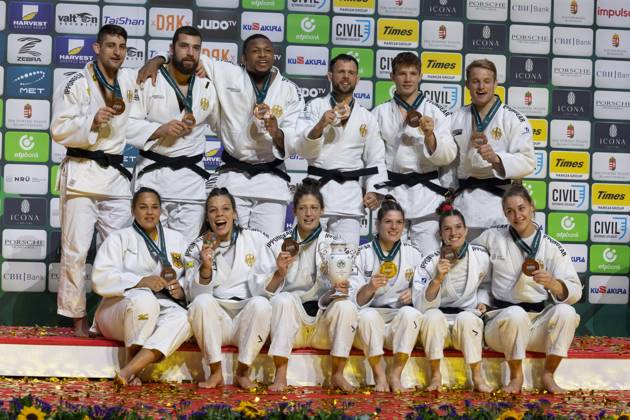 Bilder des Jahres 2025, Sport 06 Juni Sport Themen der Woche KW25 (250621) -- BUDAPEST, June 21, 2025 -- Members of the bronze medalist team Germany pose during the awarding ceremony after the mixed teams final between Georgia and South Korea at the IJF Judo World Championships 2025 in Budapest, Hungary on June 20, 2025. (Photo by Xinhua) (SP)HUNGARY-BUDAPEST-JUDO-WORLD CHAMPIONSHIPS-MIXED TEAMS AttilaxVolgyi 