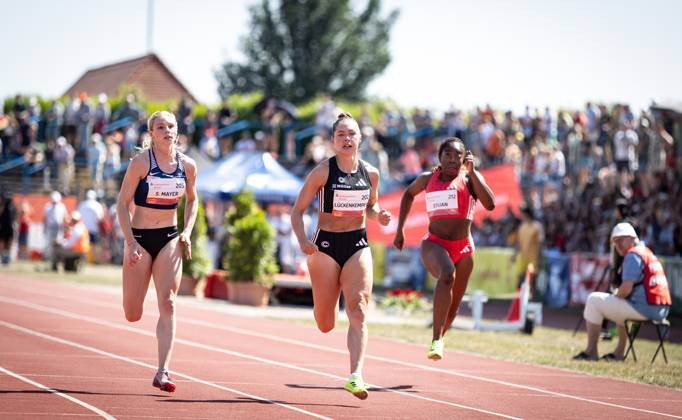 Bilder des Jahres 2025, Sport 06 Juni Sport Themen der Woche KW25 Sport Bilder des Tages 27. Internationales Leichtathletikmeeting ANHALT 2025; Dessau, 21.06.2025 Unterwegs im 100m-Vorlauf der Frauen (von links): Sina Mayer (GER LAZ Zweibrücken) und Gina Lückenkemper (GER SCC Berlin); 27. Internationales Leichtathletikmeeting ANHALT 2025 am 21.06.2025 im Paul-Greifzu-Stadion in Dessau (Sachsen-Anhalt). Copyright: xBEAUTIFULxSPORTS R.xSchmittx