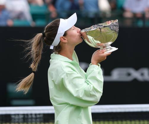 Bilder des Jahres 2025, Sport 06 Juni Sport Themen der Woche KW25 Sport Bilder des Tages 22nd June 2025; Lexus Nottingham Tennis Centre, Nottingham, England; Lexus Nottingham Open, Day 7; McCartney Kessler (USA) with the trophy after winning the Nottingham open womens singles defeating Dayana Yastremska 6-4 7-5  ActionPlus12804243 PaulxBonser