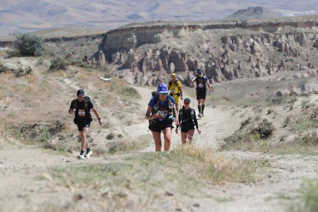 Bilder des Jahres 2025, Sport 06 Juni Sport Themen der Woche KW26 Cappadocia Desert Marathon kicks off in Turkiye s Nevsehir NEVSEHIR, TURKIYE - JUNE 23: Runners compete during the Cappadocia Desert Marathon which was held in the Urgup district of Nevsehir, Turkiye on 23, 2025. The marathon, which was organized with the participation of 350 athletes from 25 countries, took place on a 25-kilometer track. The marathon started in Pancarlik Valley, passed through the fairy chimneys, Devrent and Aktepe locations and near Goreme Open Air Museum, and ended in Kiliclar Valley. Behcet Alkan Anadolu Nevsehir Turkey. Editorial use only. Please get in touch for any other usage.  Copyright: x2025xAnadoluxBehcetxAlkanx