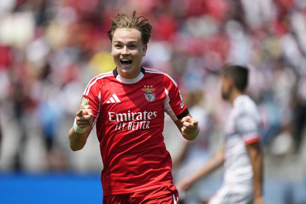 Bilder des Jahres 2025, Sport 06 Juni Sport Bilder des Tages SL Benfica v FC Bayern München: Group C - FIFA Club World Cup 2025 Andreas Schjelderup left winger of Benfica of Norway celebrates after scoring his sides first goal during the FIFA Club World Cup 2025 group C match between SL Benfica and FC Bayern München at Bank of America Stadium on June 24, 2025 in Charlotte, North Carolina. Charlotte NC United States  Copyright: xJosexBretonx originalFilename:bretonhernandez-slbenfic250624_npnwu.jpg