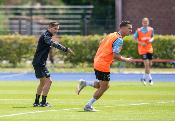 Fussball, Herren, Saison 2025 26, 2. Bundesliga, Hertha BSC, Training, v.l. Trainer Stefan Leitl (Hertha BSC), Paul Seguin (Hertha BSC), 25.06. 2025, Copyright: xSebastianxRäppold MatthiasxKochx