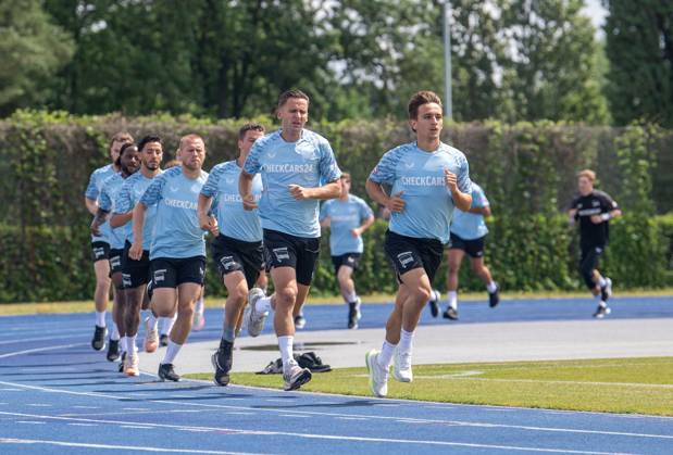 Fussball, Herren, Saison 2025 26, 2. Bundesliga, Hertha BSC, Training, v.l. Pascal Klemens (Hertha BSC), Deyovaisio Zeefuik (Hertha BSC), Kevin Sessa (Hertha BSC), Jon Dagur Thorsteinsson (Hertha BSC), Diego Demme (Hertha BSC), Paul Seguin (Hertha BSC), Michal Karbownik (Hertha BSC), 25.06. 2025, Copyright: xSebastianxRäppold MatthiasxKochx