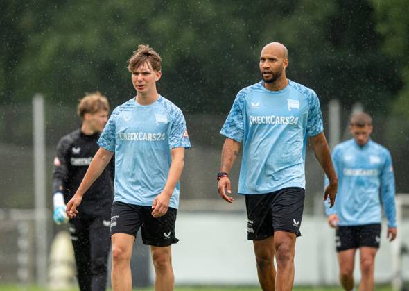 Fussball, Herren, Saison 2025 26, 2. Bundesliga, Hertha BSC, Training, v.l. Kennet Eichhorn (Hertha BSC), John Anthony Brooks (Hertha BSC), 27.06. 2025, Copyright: xSebastianxRäppold MatthiasxKochx