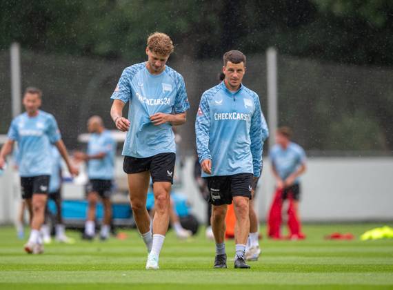 Fussball, Herren, Saison 2025 26, 2. Bundesliga, Hertha BSC, Training, v.l. Marton Dardai (Hertha BSC), Diego Demme (Hertha BSC), 27.06. 2025, Copyright: xSebastianxRäppold MatthiasxKochx