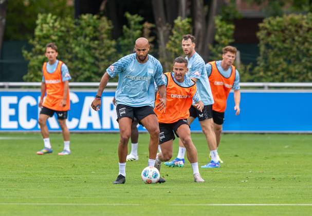 Fussball, Herren, Saison 2025 26, 2. Bundesliga, Hertha BSC, Training, v.l. John Anthony Brooks (Hertha BSC), Paul Seguin (Hertha BSC), 27.06. 2025, Copyright: xSebastianxRäppold MatthiasxKochx