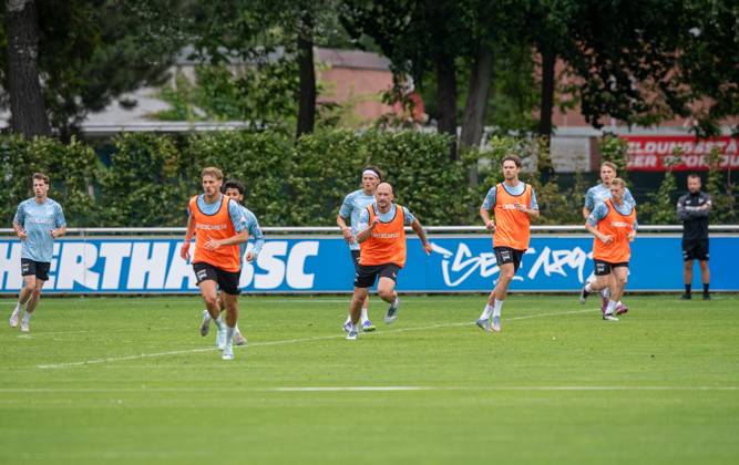 Fussball, Herren, Saison 2025 26, 2. Bundesliga, Hertha BSC, Training, v.l. Marton Dardai (Hertha BSC), Toni Leistner (Hertha BSC), Linus Gechter (Hertha BSC), Julian Eitschberger (Hertha BSC), 27.06. 2025, Copyright: xSebastianxRäppold MatthiasxKochx