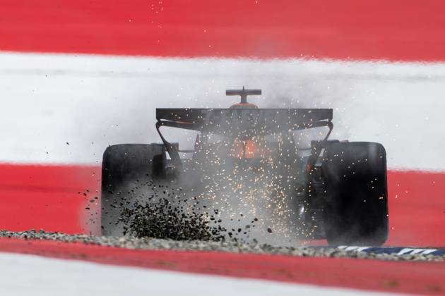 Bilder des Jahres 2025, Sport 06 Juni Sport Bilder des Tages Oscar Piastri (McLaren Formula 1 Team, Australien, 81) im MCL39 mit Funken Funkenflug beim Ausritt ins Kiesbett von hinten vor aufgemalter Fahne Flagge auf dem Asphalt in der Zielkurve Kurve 10, AUT, Formel 1 Weltmeisterschaft, MSC Cruises Grand Prix von Oesterreich, Red Bull Ring Spielberg, Qualifying Day, Saison 2025, 28.06.2025 AUT, Formel 1 Weltmeisterschaft, MSC Cruises Grand Prix von Oesterreich, Red Bull Ring Spielberg, Qualifying Day, Saison 2025, 28.06.2025 Spielberg Copyright: xEibner-Pressefoto Memmlerx EP_MMR