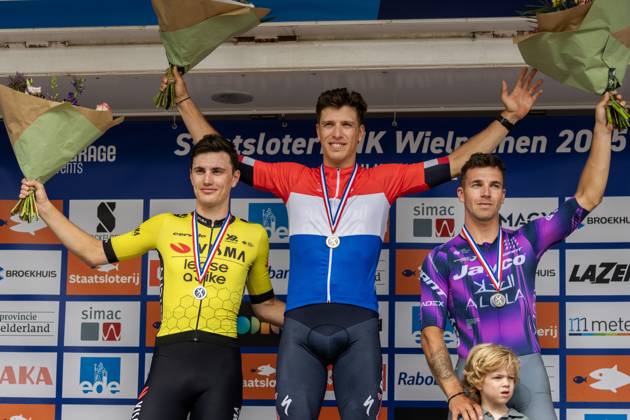 Bilder des Jahres 2025, Sport 06 Juni Sport Bilder des Tages EDE - Champion Danny van Poppel amid Olav Kooij (l) (second) and Dylan Groenewegen (third) during the inauguration of the Dutch men s Road cycling, Rad, Radsport, Strasse championships. ANP VINCENT JANNINK xVIxANPxSportx xxANPxIVx 530635169 originalFilename: 530635169.jpg