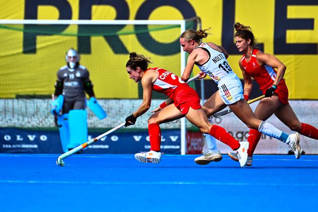 Bilder des Jahres 2025, Sport 06 Juni Sport Bilder des Tages Hockey, FIH Hockey Pro League 2025 Berlin, Deutschland - England 28.06.2025, xdanx, Hockey, FIH Hockey Pro League 2025 Berlin, Deutschland - England v.l. Fiona Crackles (England), Lisa Nolte (Deutschland) Zweikampf, Duell, Kampf, tackle Berlin Ernst-Reuter-Sportfeld Berlin Deutschland (DE) Copyright: xDanielxLakomskix