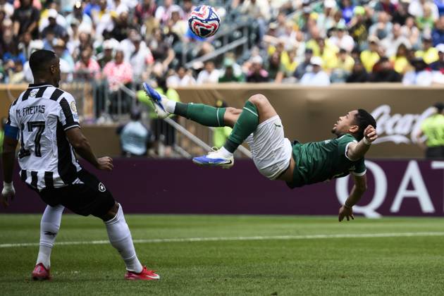 Bilder des Jahres 2025, Sport 06 Juni Sport Themen der Woche KW26 Sport Bilder des Tages SE Palmeiras v Botafogo FR - FIFA Club World Cup Vitor Roque of SE Palmeiras attempts a bycicle kick during the FIFA Club World Cup round of 16 football match between SE Palmeiras and Botafogo FR. Philadelphia United States Copyright: xNicoloxCampox