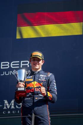 Tim Tramnitz (Deutschland, MP Motorsport, Red Bull Junior) jubelt auf dem Podium bei der Siegerehrung mit Pokal ueber Platz 3, AUT, FIA Formel 3 Meisterschaft, MSC Cruises Grand Prix von Oesterreich, Red Bull Ring Spielberg, Hauptrennen, Saison 2025, 29.06.2025 AUT, FIA Formel 3 Meisterschaft, MSC Cruises Grand Prix von Oesterreich, Red Bull Ring Spielberg, Hauptrennen, Saison 2025, 29.06.2025 Spielberg Copyright: xEibner-Pressefoto Memmlerx EP_MMR