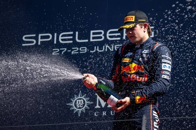Tim Tramnitz (Deutschland, MP Motorsport, Red Bull Junior) jubelt auf dem Podium bei der Siegerehrung mit Champagner ueber Platz 3, AUT, FIA Formel 3 Meisterschaft, MSC Cruises Grand Prix von Oesterreich, Red Bull Ring Spielberg, Hauptrennen, Saison 2025, 29.06.2025 AUT, FIA Formel 3 Meisterschaft, MSC Cruises Grand Prix von Oesterreich, Red Bull Ring Spielberg, Hauptrennen, Saison 2025, 29.06.2025 Spielberg Copyright: xEibner-Pressefoto Memmlerx EP_MMR