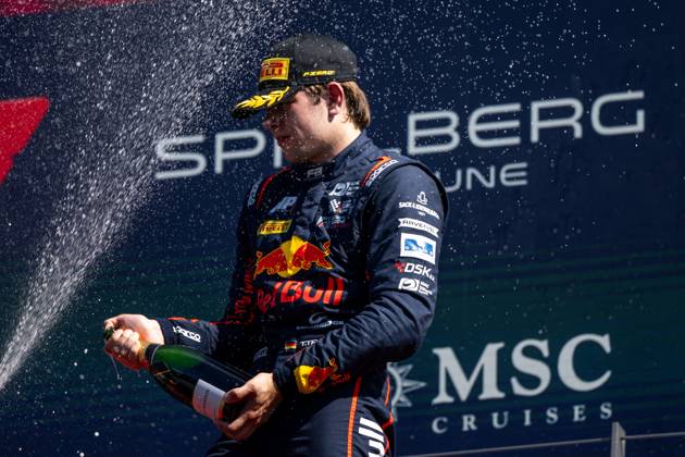 Tim Tramnitz (Deutschland, MP Motorsport, Red Bull Junior) jubelt auf dem Podium bei der Siegerehrung mit Champagner ueber Platz 3, AUT, FIA Formel 3 Meisterschaft, MSC Cruises Grand Prix von Oesterreich, Red Bull Ring Spielberg, Hauptrennen, Saison 2025, 29.06.2025 AUT, FIA Formel 3 Meisterschaft, MSC Cruises Grand Prix von Oesterreich, Red Bull Ring Spielberg, Hauptrennen, Saison 2025, 29.06.2025 Spielberg Copyright: xEibner-Pressefoto Memmlerx EP_MMR