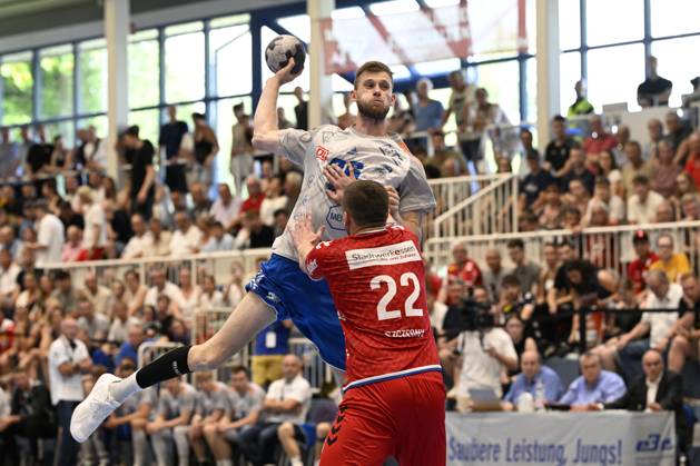 GER, 2.HBL, Wiederholungsspiel, Tusem Essen vs. Dessau-Rosslauer HV 06 29.6.2025 Essen, Sporthalle am Hallo, GER, 2. HBL, Wiederholungsspiel, Tusem Essen vs. Dessau-Rosslauer HV 06 2.HBL regulations prohibit any use of photographs as image sequences and or quasi-video im Bild Yannick Danneberg ( Dessau-Rosslauer HV06 26 ) gegen Dennis Szczesny ( Tusem Essen 22 ).