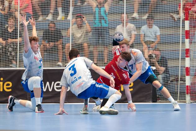 29.06.2025, 2. Handball Bundesliga, Nachholspiel, TuSEM Essen - Dessau-Rosslauer HV 06, v. l. Tim Maximilian Hertzfeld (Dessau-Rosslauer HV 06), Fynn Gonschor (Dessau-Rosslauer HV 06), Valentin Clarius (TuSEM Essen), Luka Baumgart (Dessau-Rosslauer HV 06), Essen Sporthalle Am Hallo NRW Deutschland xRHR-FOTO DEx Copyright: DennisxEwert RHR-FOTOx RHR-FOTO DE