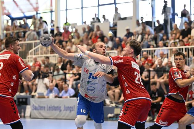 GER, 2.HBL, Wiederholungsspiel, Tusem Essen vs. Dessau-Rosslauer HV 06 29.6.2025 Essen, Sporthalle am Hallo, GER, 2. HBL, Wiederholungsspiel, Tusem Essen vs. Dessau-Rosslauer HV 06 2.HBL regulations prohibit any use of photographs as image sequences and or quasi-video im Bild Vincent Bülow ( Dessau-Rosslauer HV06 10 ) gegen Valentin Clarius ( Tusem Essen 28 ).