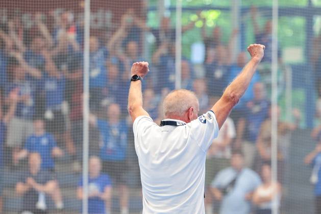 29.06.2025, 2. Handball Bundesliga, Nachholspiel, TuSEM Essen - Dessau-Rosslauer HV 06, Trainer Uwe Jungandreas ballt die Fäuste und jubelt, im Hintergrund jubeln die mitgereisten Fans, Essen Sporthalle Am Hallo NRW Deutschland xRHR-FOTO DEx Copyright: DennisxEwert RHR-FOTOx RHR-FOTO DE