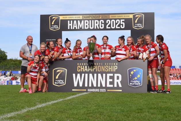Sport Bilder des Tages Rugby, Männer Frauen, Saison 2025, Europe 7s Championship Hamburg 7s, Siegerehrungen, Steinwiesenweg (Hamburg), 29.06.2025, 2. Turnier, Tag 3 Siegerehrung der polnischen Frauen für den Sieg bei den Hamburg 7s (Nur zur redaktionellen Nutzung.) Hamburg Sportplatz Steinwiesenweg Hamburg Deutschland Copyright: xLobeca RobertoxSeidelx