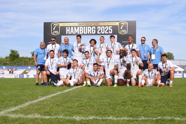 Rugby, Männer Frauen, Saison 2025, Europe 7s Championship Hamburg 7s, Siegerehrungen, Steinwiesenweg (Hamburg), 29.06.2025, 2. Turnier, Tag 3 Ehrung der italienischen Männer für den insgesamt 3. Platz bei der Europameisterschaft (Nur zur redaktionellen Nutzung.) Hamburg Sportplatz Steinwiesenweg Hamburg Deutschland Copyright: xLobeca RobertoxSeidelx