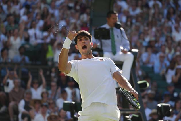 Bilder des Jahres 2025, Sport 06 Juni Sport Bilder des Tages 30th June 2025; All England Lawn Tennis and Croquet Club, London, England; Wimbledon Tennis Tournament, Day 1; Carlos Alcaraz (ESP) celebrates towards his coaches after winning a vital game against Fabio Fognini (ITA)  ActionPlus12807295 JohnxPatrickxFletcher