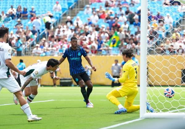 Bilder des Jahres 2025, Sport 06 Juni Sport Bilder des Tages German Cano (Fluminense FC, 14) erzielt ein Tor zum 1:0 gegen Yann Sommer (Inter Milan, 1) USA, Inter Milan vs Fluminense FC, FIFA Club World Cup, Round of 16, Match 53, 30.06.2025 USA, Inter Milan vs Fluminense FC, FIFA Club World Cup, Round of 16, Match 53, 30.06.2025 Charlotte Copyright: xScottxW.xColemanx CWC2025-INT-FLU