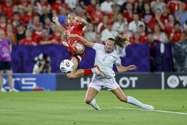 Iman Beney (Schweiz, 19) und Marit B. Lund (Norwegen, 02) im Zweikampf , Schweiz, Fussball, UEFA , Europa Meisterschaft Frauen, (Gruppe A) 2025, Schweiz vs. Norwegen, 02.07.2025, St. Jakob-Park, Basel, Schweiz Basel St. Jakob-Park Kanton Basel-Stadt Schweiz Copyright: xGrantxHubbsx