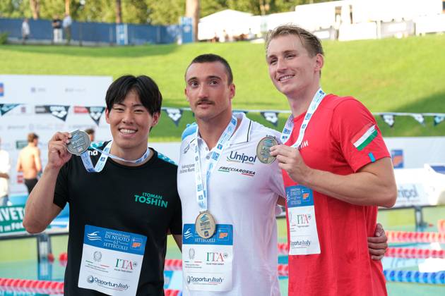 Podium of the day 2 at the Swimming Internationals of the 61th Settecolli in Roma, Italy - 27 Jun 2025 Tomoru Honda of Japan (L), Federico Burdisso of Italy (C) and Richárd Márton of Hungary (R) seen during Podium of Men s 200m Butterfly Final during the second day at the swimming internationals of the 61th Settecolli Trophy. Rome Italy Copyright: xElenaxVizzocax xSOPAxImagesx 0823971368st