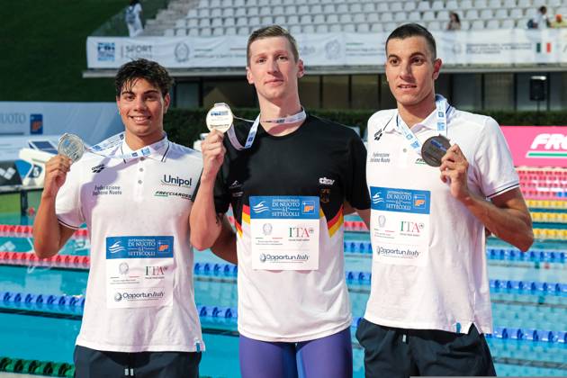Podium of the day 2 at the Swimming Internationals of the 61th Settecolli in Roma, Italy - 27 Jun 2025 Luca De Tullio of Italy (L), Florian Wellbrock of Germany (C) and Davide Marchello of Italy (R) seen during Podium of Men s 800m Freestyle during the second day at the swimming internationals of the 61th Settecolli Trophy. Rome Italy Copyright: xElenaxVizzocax xSOPAxImagesx 0823971380st