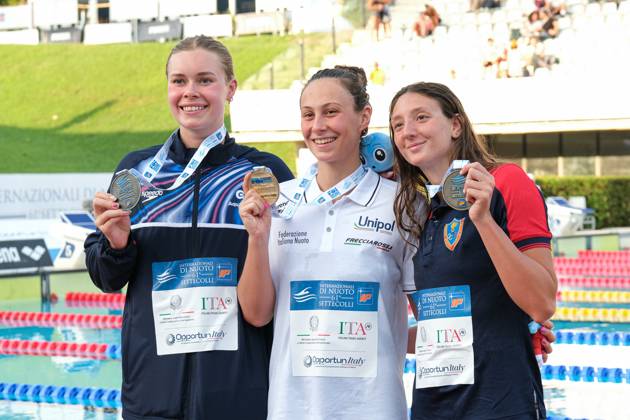 Podium of the day 2 at the Swimming Internationals of the 61th Settecolli in Roma, Italy - 27 Jun 2025 Katie Shanahan of Great Britain (L), Anita Gastaldi of Italy (C) and Federica Toma of Italy (R) seen during Podium of Women s 100m Backstroke Final during the second day at the swimming internationals of the 61th Settecolli Trophy. Rome Italy Copyright: xElenaxVizzocax xSOPAxImagesx 0823971457st