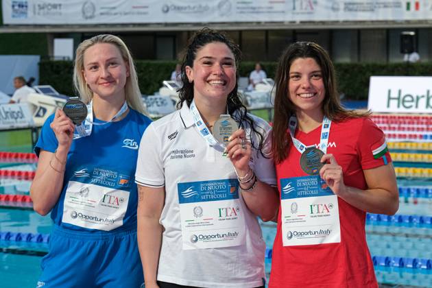 Podium of the day 2 at the Swimming Internationals of the 61th Settecolli in Roma, Italy - 27 Jun 2025 Veera Kivirinta of Finland (L), Benedetta Pilato of Italy (C) and Henrietta Fangli of Hungary (R) seen during Podium of Women s 50m Breaststroke Final during the second day at the swimming internationals of the 61th Settecolli Trophy. Rome Italy Copyright: xElenaxVizzocax xSOPAxImagesx 0823971464st