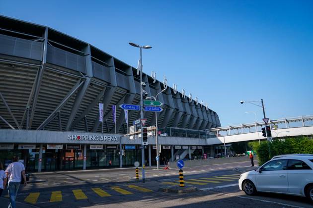 UEFA Women™s EURO 2025 Frauen EM: Vorrunde, 1. Spieltag Deutschland vs Polen Kybunpark (St. Gallen, Schweiz): Außenansicht des Kybunparks bei sonnigem Wetter, Stadionfassade mit großem Schriftzug, integriertes Einkaufszentrum Shopping Arena mit sichtbaren Logos von Coop, Swisscom, Vero Moda, Tally Weijl, Jack & Jones, JUMBO und Visilab offizielle Sponsoren teilweise erkennbar, städtische Verkehrsführung mit Wegweisern nach Gossau und St. Gallen, Turnieratmosphäre vor dem Spiel. Copyright: xJOERANxSTEINSIEKx