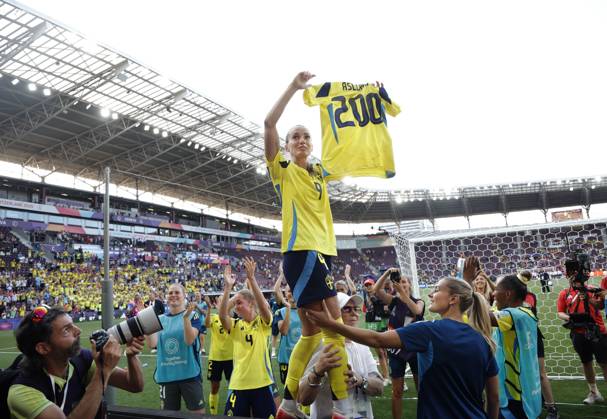 GENEVE, SCHWEIZ 20250704 Kosovare Asllani firar sin 200:e landskamp efter fredagens match mellan Danmark och Sverige, grupp C, pa Stade de Geneve i damernas fotbolls-EM.