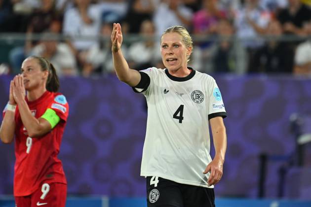 Rebecca KNAAK (GER), Gestik,gibt Anweisungen, Aktion,Einzelbild,angeschnittenes Einzelmotiv,Halbfigur,halbe Figur. Fussball UEFA Women s EURO 2025. Gruppenphase Gruppe C. Deutschland (GER) - Polen (POL) 2-0 am 04.07.2025, Arena St.Gallen,