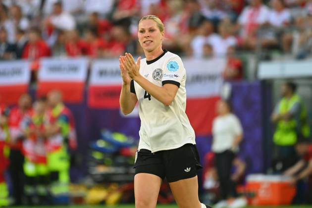 Rebecca KNAAK (GER), Gestik,gibt Anweisungen, Aktion,Einzelbild,angeschnittenes Einzelmotiv,Halbfigur,halbe Figur Fussball UEFA Women s EURO 2025. Gruppenphase Gruppe C. Deutschland (GER) - Polen (POL) 2-0 am 04.07.2025, Arena St.Gallen,