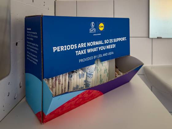 UEFA Women™s EURO 2025 Frauen EM: Vorrunde, 1. Spieltag Deutschland vs Polen Kybunpark (St. Gallen, Schweiz): kostenlose Tampon- und Bindenstation in den Stadiontoiletten mit Aufschrift PERIODS ARE NORMAL. SO IS SUPPORT. TAKE WHAT YOU NEED!, bereitgestellt von Lidl und der UEFA Teil der Turnierkampagne für Sichtbarkeit, Gleichberechtigung und praktische Unterstützung während der Women™s EURO 2025. St. Gallen Kanton St. Gallen Schweiz Copyright: xJOERANxSTEINSIEKx