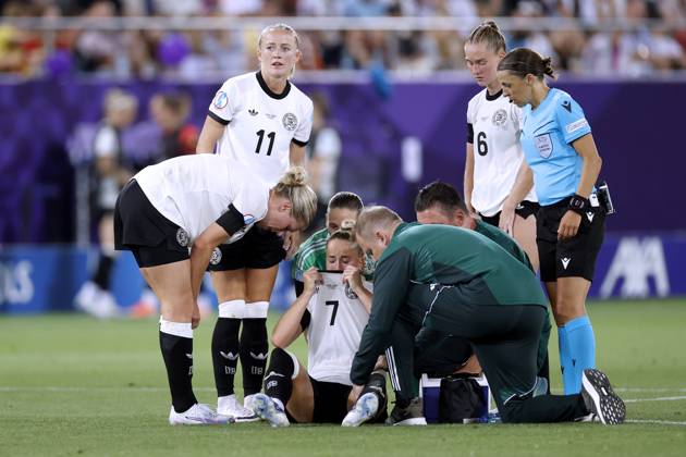 GWINN Giulia Kapitaenin Team Deutschland verletzte sich schwer in der ersten Halbzeit und musste ausgewechselt werden mit SCHUELLER Lea und Torfrau BERGER Ann Katrin UEFA Frauen Fussball EURO 2025 in der Schweiz Vorrundenspiel Deutschland - Polen 2 : 0 am 04.07. 2025 in St.Gallen Copyright: xLacixPerenyix