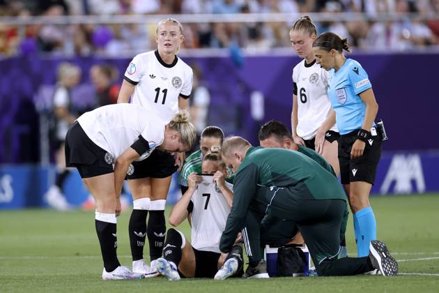 GWINN Giulia Kapitaenin Team Deutschland verletzte sich schwer in der ersten Halbzeit und musste ausgewechselt werden mit SCHUELLER Lea und Torfrau BERGER Ann Katrin UEFA Frauen Fussball EURO 2025 in der Schweiz Vorrundenspiel Deutschland - Polen 2 : 0 am 04.07. 2025 in St.Gallen Copyright: xLacixPerenyix