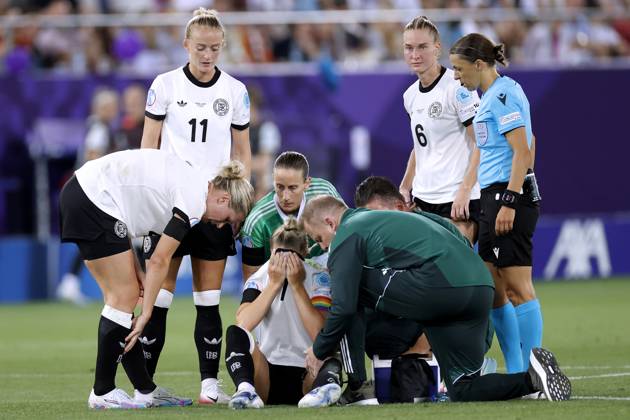 GWINN Giulia Kapitaenin Team Deutschland verletzte sich schwer in der ersten Halbzeit und musste ausgewechselt werden mit SCHUELLER Lea und Torfrau BERGER Ann Katrin UEFA Frauen Fussball EURO 2025 in der Schweiz Vorrundenspiel Deutschland - Polen 2 : 0 am 04.07. 2025 in St.Gallen Copyright: xLacixPerenyix