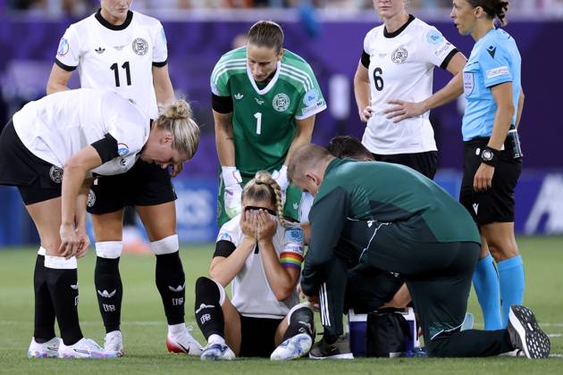 GWINN Giulia Kapitaenin Team Deutschland verletzte sich schwer in der ersten Halbzeit und musste ausgewechselt werden mit SCHUELLER Lea und Torfrau BERGER Ann Katrin UEFA Frauen Fussball EURO 2025 in der Schweiz Vorrundenspiel Deutschland - Polen 2 : 0 am 04.07. 2025 in St.Gallen Copyright: xLacixPerenyix