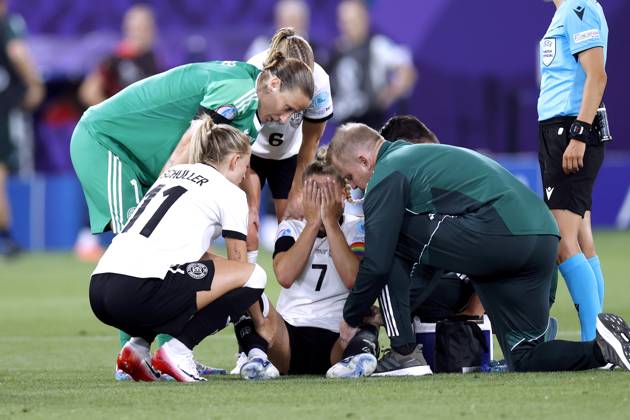 GWINN Giulia Kapitaenin Team Deutschland verletzte sich schwer in der ersten Halbzeit und musste ausgewechselt werden mit SCHUELLER Lea und Torfrau BERGER Ann Katrin UEFA Frauen Fussball EURO 2025 in der Schweiz Vorrundenspiel Deutschland - Polen 2 : 0 am 04.07. 2025 in St.Gallen Copyright: xLacixPerenyix
