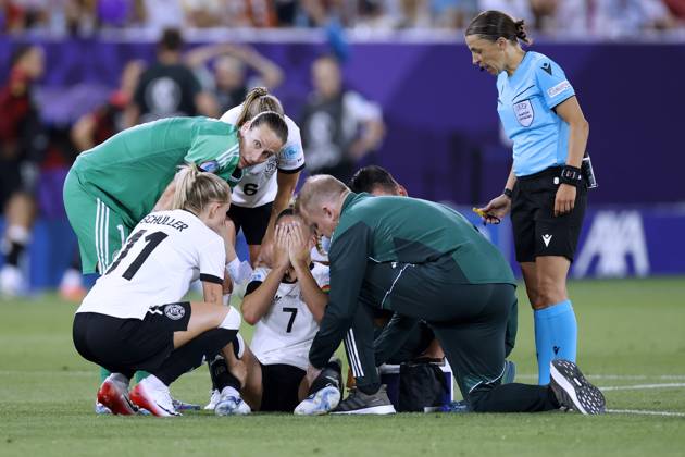 GWINN Giulia Kapitaenin Team Deutschland verletzte sich schwer in der ersten Halbzeit und musste ausgewechselt werden mit SCHUELLER Lea und Torfrau BERGER Ann Katrin UEFA Frauen Fussball EURO 2025 in der Schweiz Vorrundenspiel Deutschland - Polen 2 : 0 am 04.07. 2025 in St.Gallen Copyright: xLacixPerenyix