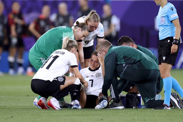 GWINN Giulia Kapitaenin Team Deutschland verletzte sich schwer in der ersten Halbzeit und musste ausgewechselt werden mit SCHUELLER Lea und Torfrau BERGER Ann Katrin UEFA Frauen Fussball EURO 2025 in der Schweiz Vorrundenspiel Deutschland - Polen 2 : 0 am 04.07. 2025 in St.Gallen Copyright: xLacixPerenyix