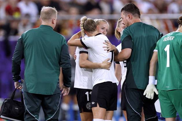 GWINN Giulia Kapitaenin Team Deutschland verletzte sich schwer in der ersten Halbzeit und musste ausgewechselt werden mit SCHUELLER Lea und Torfrau BERGER Ann Katrin UEFA Frauen Fussball EURO 2025 in der Schweiz Vorrundenspiel Deutschland - Polen 2 : 0 am 04.07. 2025 in St.Gallen Copyright: xLacixPerenyix