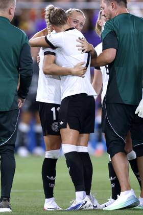 GWINN Giulia Kapitaenin Team Deutschland verletzte sich schwer in der ersten Halbzeit und musste ausgewechselt werden mit SCHUELLER Lea UEFA Frauen Fussball EURO 2025 in der Schweiz Vorrundenspiel Deutschland - Polen 2 : 0 am 04.07. 2025 in St.Gallen Copyright: xLacixPerenyix