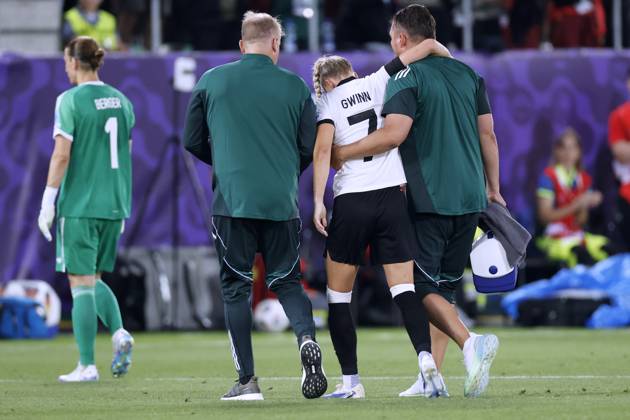 GWINN Giulia Kapitaenin Team Deutschland verletzte sich schwer in der ersten Halbzeit und musste ausgewechselt werden UEFA Frauen Fussball EURO 2025 in der Schweiz Vorrundenspiel Deutschland - Polen 2 : 0 am 04.07. 2025 in St.Gallen Copyright: xLacixPerenyix